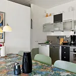 Apartment Bad, Lejl 7